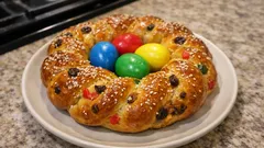 Velikonoční věnec jako z cukrárny: nadýchané kynuté těsto s rozinkami a kandovaným ovocem