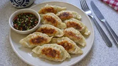 Domácí gyoza na pánvi: křupavé dno, šťavnatá náplň a jednoduchá omáčka