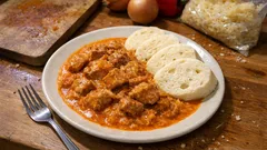 Segedínský guláš v tlakovém hrnci: šťavnaté maso a zelí bez dlouhého čekání