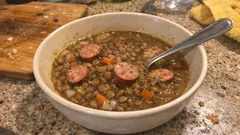 Poctivá čočková polévka s párkem: jemně zahuštěná a krásně hřejivá