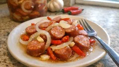 Utopenci do sklenice: vyvážený sladkokyselý nálev a špekáčky plněné sýrem