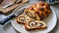 Vánočka se skořicí a hnědým cukrem: mramorovaná, vláčná díky tvarohu