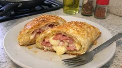 Slaný štrúdl z listového těsta se šunkou a sýrem: rychlá večeře, která křupe