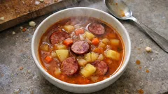 Pražská polévka s klobásou a bramborami: sytá klasika hotová za chvíli