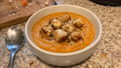 Krémová polévka z pečené mrkve a červené čočky – s parmazánovými krutony