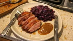 Pečená kachna s fíkovým červeným zelím – slavnostní oběd, který zvládnete v jednom tahu