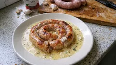 Vinná klobása na smetaně z trouby: křupavá nahoře, šťavnatá uvnitř