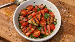 Salát s grilovaným melounem: šťavnatá letní příloha s limetovou zálivkou