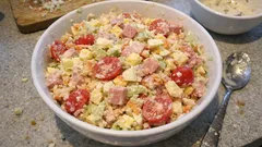 Křupavý zeleninový salát s vejci, šunkou a sýrem – lehký dresink bez majonézy