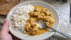 Rychlé kuře na kari se smetanou – krémová omáčka, která vždycky vyjde