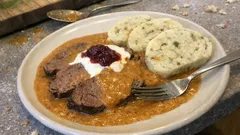 Poctivá svíčková na smetaně s karlovarským knedlíkem – krok za krokem