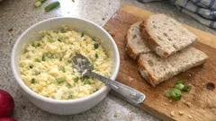 Bramborovo-vajíčková pomazánka: krémová klasika na chlebíčky i tousty