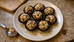 Nugátové kuličky bez pečení: čokoládové, s rumem a křupavými mandlemi