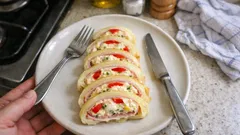 Sýrová roláda se šunkou a vaječnou náplní: studené pohoštění, které vždycky zmizí