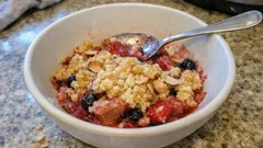 Mandlový crumble s rebarborou: křupavá drobenka a šťavnaté ovoce za 30 minut