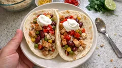 Rychlá náplň do tortill z kuřete, rýže a fazolí – sytá večeře z jedné misky