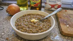 Klasická čočka na kyselo: jednoduchý postup s cibulovou jíškou, který se vždy povede