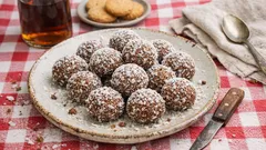 Nepečené rumové kuličky v kokosu z piškotů