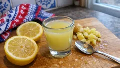 Domácí ginger shot se zázvorem, citronem a medem – hotový za pár minut