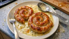 Vinná klobása na smetaně z trouby: šťavnatá a hotová v jednom pekáčku