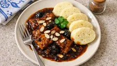 Staročeský kapr na švestkách – jemně nasládlá omáčka s perníkem, bez smažení