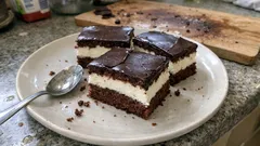 Míša řezy na plech: kakaový piškot, tvarohový krém a lesklá čokoláda