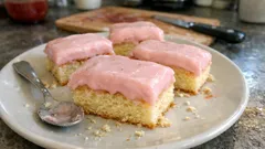 Jahodové řezy od Bláži: nadýchaný piškot a krém z jahod s vanilkovým pudinkem