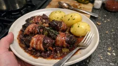 Vepřové srdce na divoko: šťavnatá klasika dušená na cibuli a červeném víně