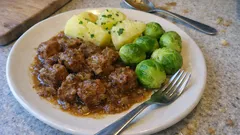 Vepřová kýta na kmínu s kapustičkami: šťavnaté dušené maso a jemná cibulová omáčka