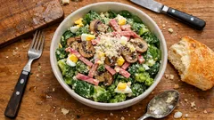 Salát Emerald: krémový houbový salát se šunkou a parmezánem (nejlepší po odležení)