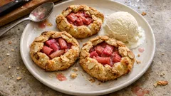 Křehké mandlové galetky s rebarborou – rustikální koláčky hotové raz dva