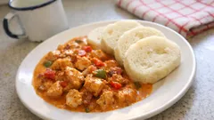 Kuřecí prsa na smetaně s paprikami a slaninou – krémová omáčka bez hrudek