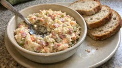 Celerová pomazánka s eidamem a salámem: hotová bez vaření a chutná ještě líp po odležení