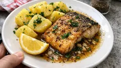 Opilcův kapr z trouby: pečený na másle s pivem, česnekem a bylinkami