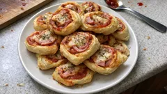 Pizza šneky z listového těsta: rychlé pohoštění se šunkou a sýrem