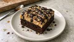 Zakázaná buchta na plech: kakaový korpus, karamelový krém ze Salka a ořechy