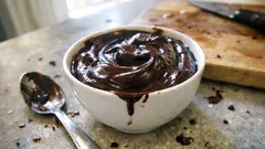 Čokoládová ganache ze 2 surovin: hladká poleva i krém podle toho, jak ji necháte ztuhnout