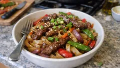 Rýžové nudle s hovězím a hoisin omáčkou: rychlá wok večeře do 30 minut