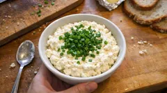 Sýrová pomazánka podle ČSN: nadýchaná klasika na chlebíčky i rohlík