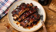 Pečená vepřová žebra s povidly a černým pivem: lesklá marináda, která funguje