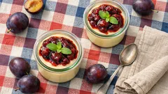 Krupicový dezert do skleničky se švestkovým rozvarem