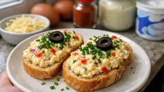 Sýrová pomazánka s vejci a paprikou: krémová klasika na chlebíčky i večeři