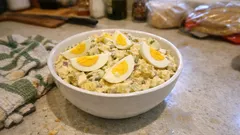 Vajíčkový salát podle ČSN: krémový, kouskový a ideální na chlebíčky i k housce