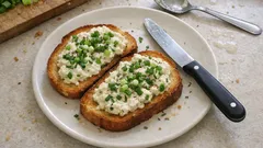 Tvarůžková pomazánka na topinky: rychlá chuťovka k pivu, co se vždycky povede