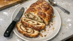 Nadýchaná vánočka se skořicí a hnědým cukrem: mramorovaný cop, co se vždy povede