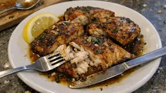 Opilcův kapr: pečený na pivu s česnekem a bylinkami, krásně šťavnatý