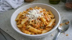 Penne s restovanou zeleninou: jednoduchá omáčka z protlaku a vody z těstovin