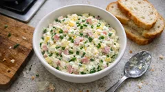 Rychlá tvarohová pomazánka s pažitkou, vejcem a šunkou – hotová za pár minut