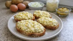 Bramborovo‑vaječková pomazánka na chlebíčky: krémová a drží tvar