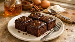 Medánek na plech: vláčný medový moučník s čokoládovou polevou